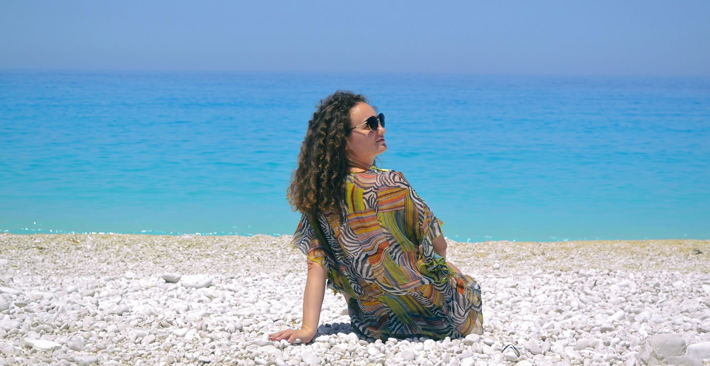 Turista in spiaggia a San Vito Lo Capo dopo il transfer dall�aeroporto di Palermo